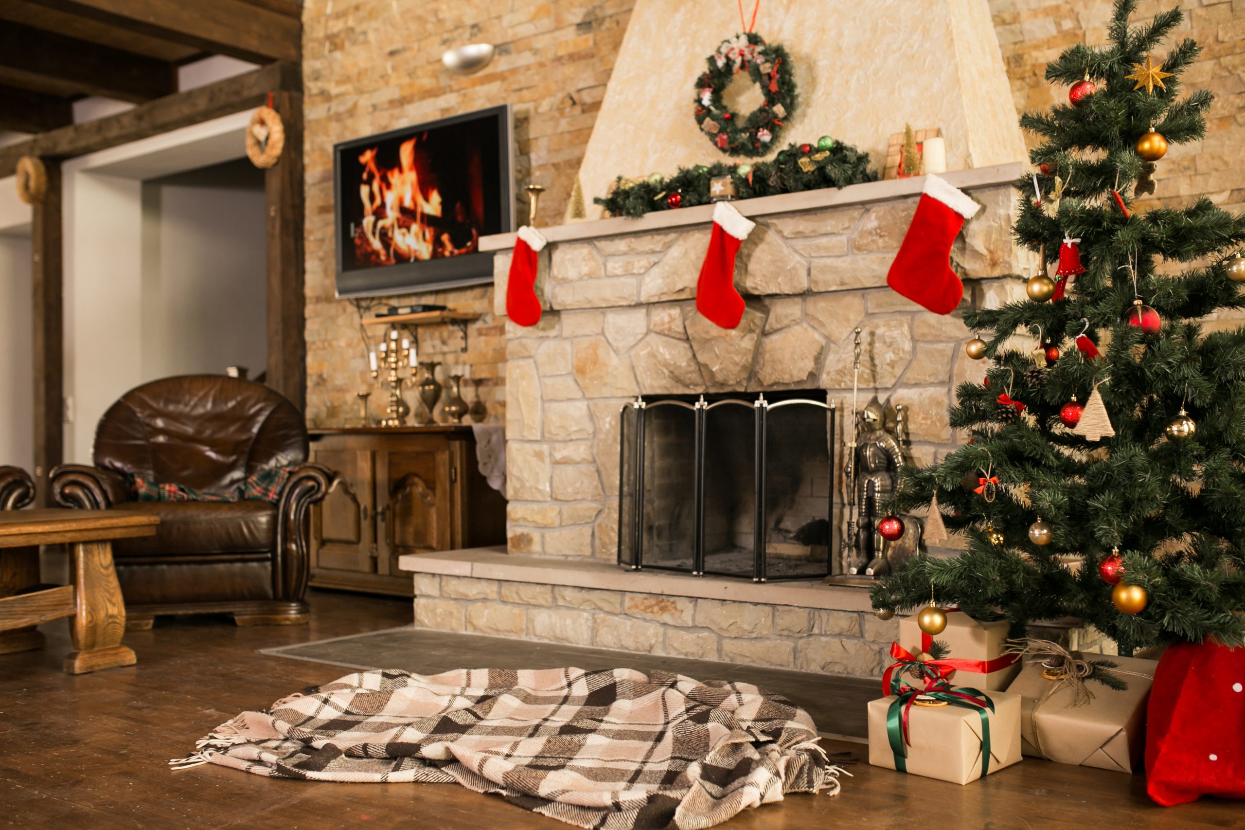 room with christmas tree fire place scaled
